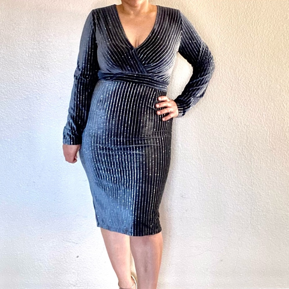 💎Host Pick x2🎉Gray Velvet Wrap Dress - Picture 5 of 11